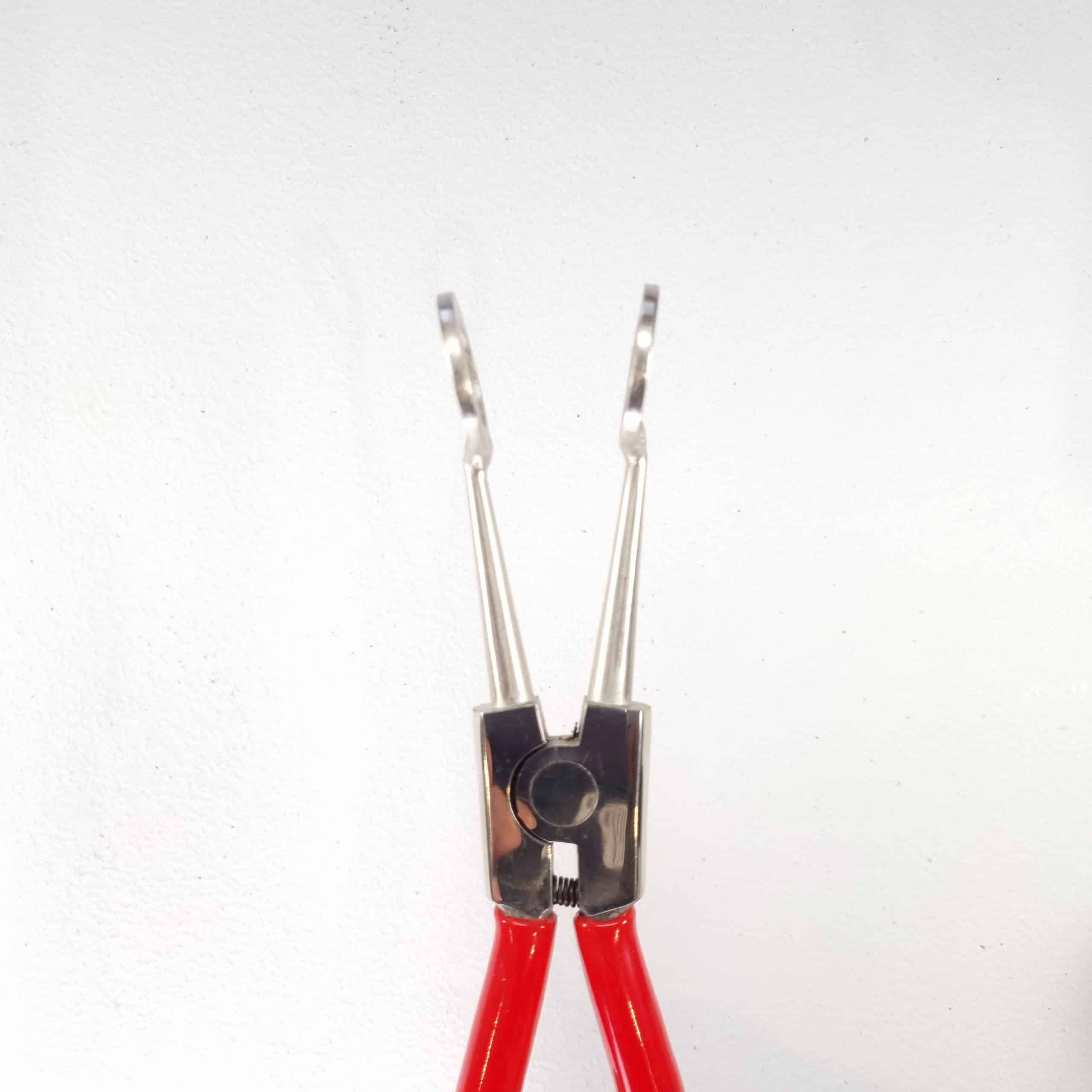 Hoof Spreaders — Cattle Claw Separation Tool 3 Close-up of a Hoof It cattle claw spreader's pointed metal prongs and pivot, with red handles